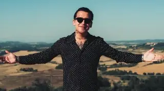 Imagen Christian Nodal besa a hombre en pleno concierto (+Video) 