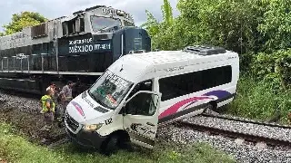 Imagen Tren arrastró minivan de transporte que quiso ganarle el paso en Cosoleacaque