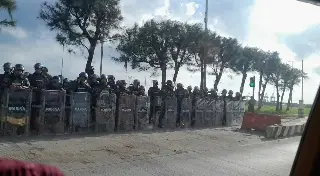 Imagen Realizan despliegue de seguridad en la zona portuaria ante amenaza de paro de transportistas en Veracruz 