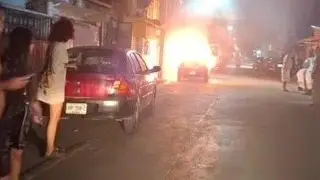 Imagen Queman automóvil con cuerpo de hombre adentro en Cancún