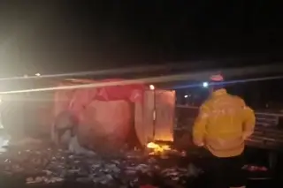 Imagen Vuelca camioneta en la Orizaba-Puebla; roban una tonelada de pescado