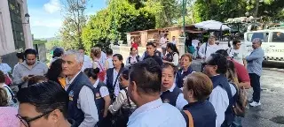 Imagen Trabajadores de Salud se manifiestan en Xalapa; denuncian trámites detenidos y falta de diálogo