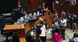 Imagen PAN protesta en sesión del Senado con megáfonos (+Video)