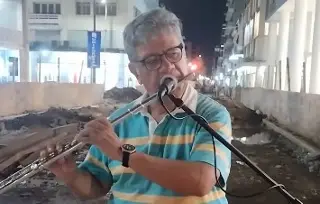 Imagen Don Emilio atrae personas al tocar con su flauta en avenida Independencia de Veracruz