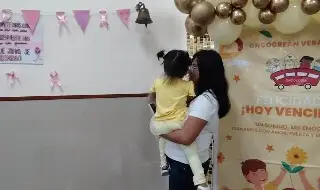 Imagen Celebran toque de campana de 7 guerreros sobrevivientes de cáncer en IMSS de Veracruz