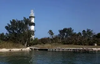 Imagen ¿Cuál es la importancia de los faros en la navegación marítima?