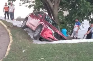 Imagen Jóvenes se accidentan atrás de Palacio Municipal de Boca del Río; hay una lesionada