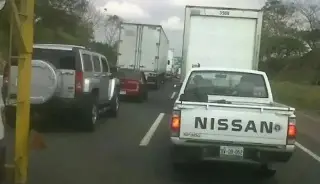 Imagen Hay cierre a la circulación en ambos sentidos en autopista de Veracruz 