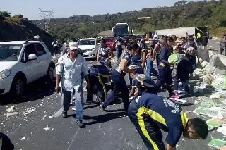 Imagen Vuelca camión con libros en la Xalapa - Perote: no rapiñaron ni uno
