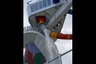 Imagen Se rompe tobogán de crucero de Royal Caribbean con persona dentro (+Video)