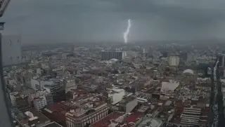 Imagen Fuerte rayo cae en la CDMX y lo detectan los sismógrafos; provocó desalojo del Cablebús