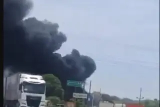 Imagen Se incendió pipa con combustible de aviación en carretera Coatzacoalcos-Villahermosa