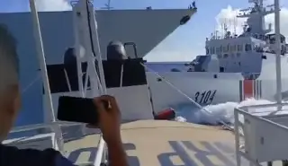 Imagen Dos buques del régimen chino chocaron al interceptar a un barco filipino