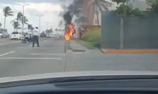 Imagen Se incendia motocicleta en bulevar Miguel Alemán de Boca del Río 