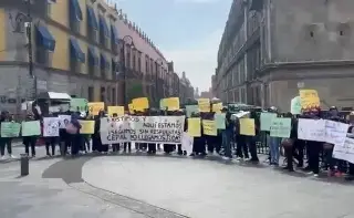 Imagen Protestan mujeres afuera de Palacio Nacional, previo a foro (+Video)