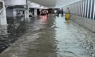Imagen Tras lluvias, usuarios se quejan que impuesto de TUA era para pagar mantenimiento de AICM