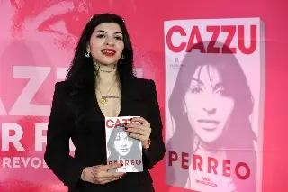 Imagen Cazzu presenta en México libro que revoluciona con 