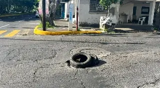 Imagen Reportan un bache que está creciendo en la colonia 21 de abril en Veracruz 