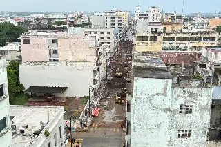 Imagen Cuestionan si CFE está metiendo cableado en el centro de Veracruz; temen que después rompa banquetas