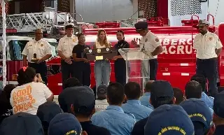 Imagen Nombran a Paty Lobeira como bombera honoraria en Veracruz 