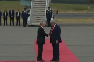 Imagen Trump y Putin se estrechan la mano en inicio de la histórica reunión en Alaska (+Video)
