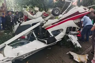 Imagen Dos heridos tras accidentarse una avioneta en un barrio de Medellín, Colombia 