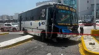 Imagen Choca camión con camioneta en Boca del Río; hay 2 lesionados 