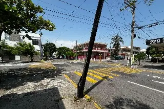 Imagen Cables caídos obstruyen vialidad en centro de Veracruz 