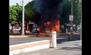 Imagen Se incendia camioneta mientras circulaba en Veracruz (+Video)
