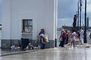 Imagen Comerciantes del malecón de Veracruz piden a autoridades municipales coloquen más botes de basura