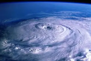 Imagen EU ordena evacuaciones en Carolina del Norte por 'dramático' aumento del huracán Erin