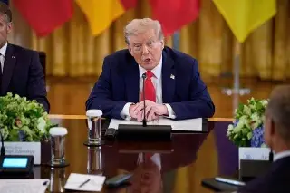 Imagen Trump pausó la reunión con Zelenski y los líderes europeos para llamar a Putin, según CNN