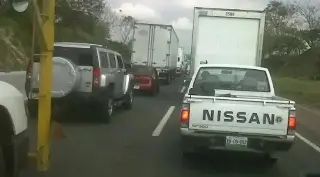 Imagen Se registra carambola en autopista de Veracruz; hay reducción de carriles 