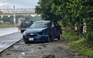 Imagen Tráiler impacta 2 vehículos en autopista de Veracruz; hay 3 lesionados 