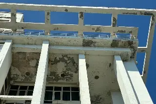 Imagen Deteriorada y hasta sin cristales la torre que fue de Pemex en Veracruz (FOTOS)