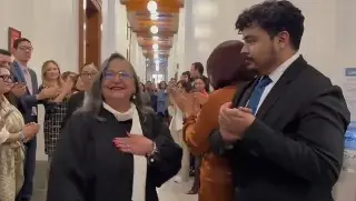 Imagen Con aplausos y porras,  reciben a los ministros de la SCJN en última sesión (+Video)