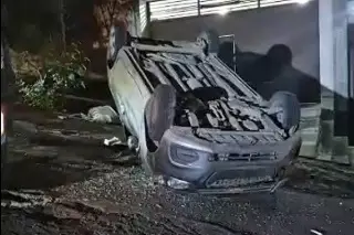 Imagen Auto queda llantas arriba en colonia de Veracruz 