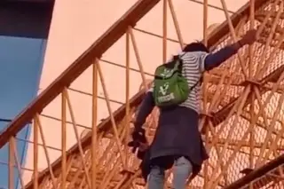 Imagen Hombre camina por el borde de un puente peatonal en Lázaro Cárdenas, Xalapa