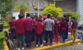 Imagen Trabajadores de salud mantienen paro de brazos caídos en Xalapa, Veracruz
