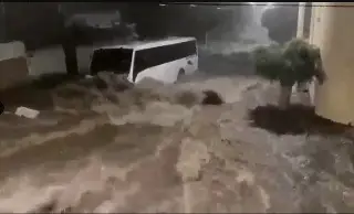 Imagen Mueren 2 personas por lluvias y desbordamiento del canal, en Querétaro