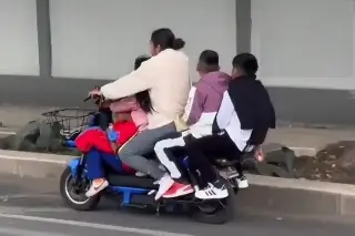Imagen Captada con 4 niños en un vehículo eléctrico; ninguno llevaba casco en CDMX (+Video)