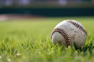 Imagen Niño termina en terapia intensiva tras recibir pelotazo en partido de béisbol en CDMX