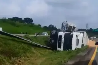 Imagen Cierre parcial por volcadura de tráiler en autopista de Veracruz