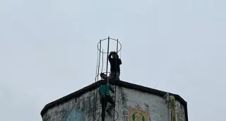 Imagen Rescatan a hombre atrapado 2 días en tanque elevado de agua al norte de Veracruz 