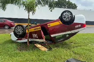Imagen Vuelca taxi en bulevar Fidel Velázquez, en Veracruz (+Video)