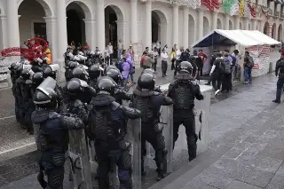 Imagen Policías antimotines retiran bloqueo en calle Enríquez de Xalapa, Veracruz 