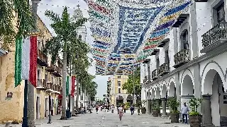 Imagen Adornan el centro por el mes patrio; Veracruz se viste de verde, blanco y rojo 