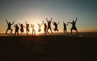 Imagen Deterioro de salud mental de jóvenes modifica la 'curva de la felicidad', según estudio