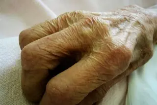 Imagen Abuelitos son abandonados en asilos de Veracruz; ellos preguntan por sus familiares
