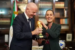 Imagen Sheinbaum recibe la Copa del Mundo en preparativos del Mundial 2026